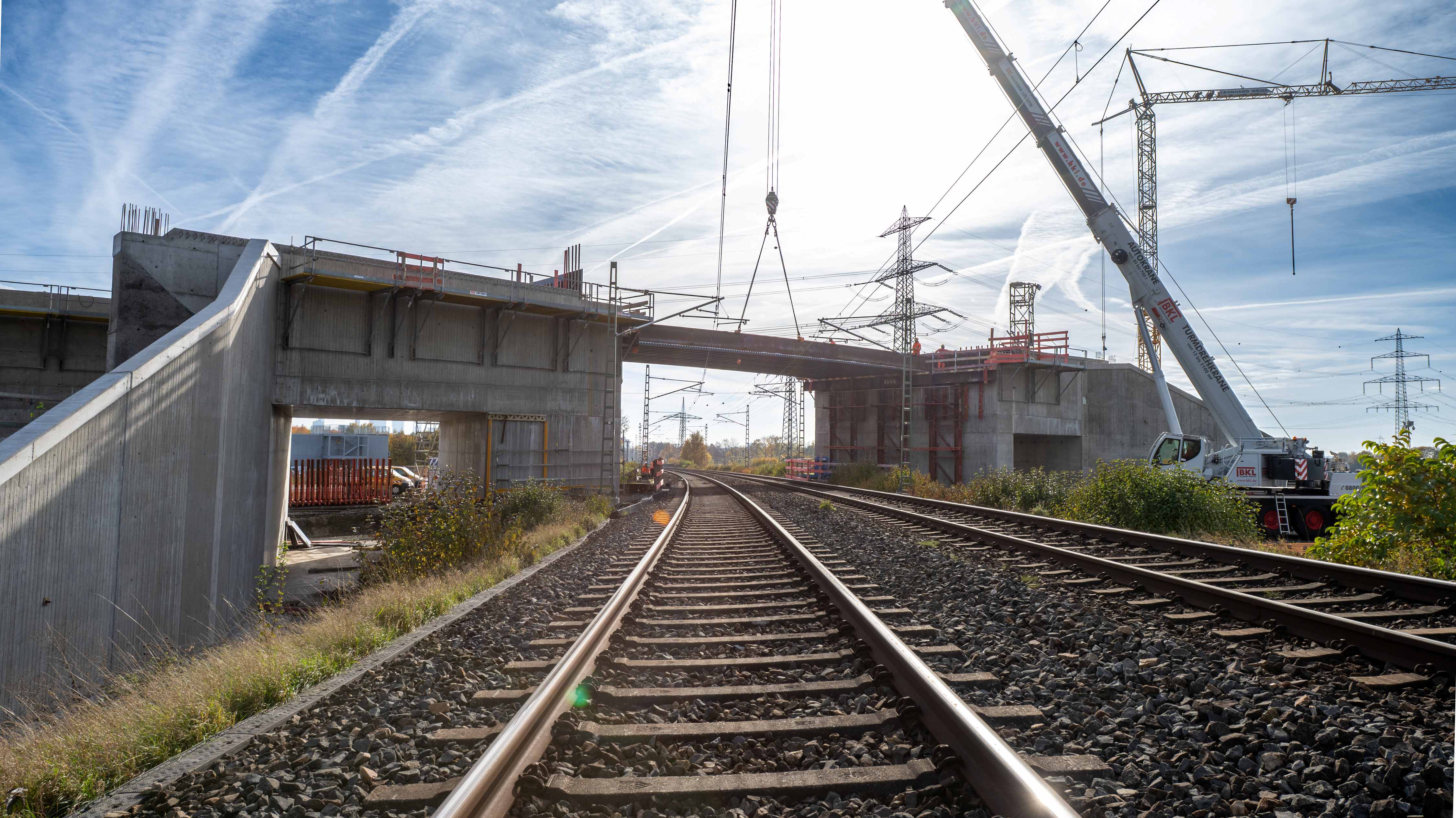 Zu sehen ist das Einheben der Stahlträger bei dem Bau der Eisenbahnüberführung